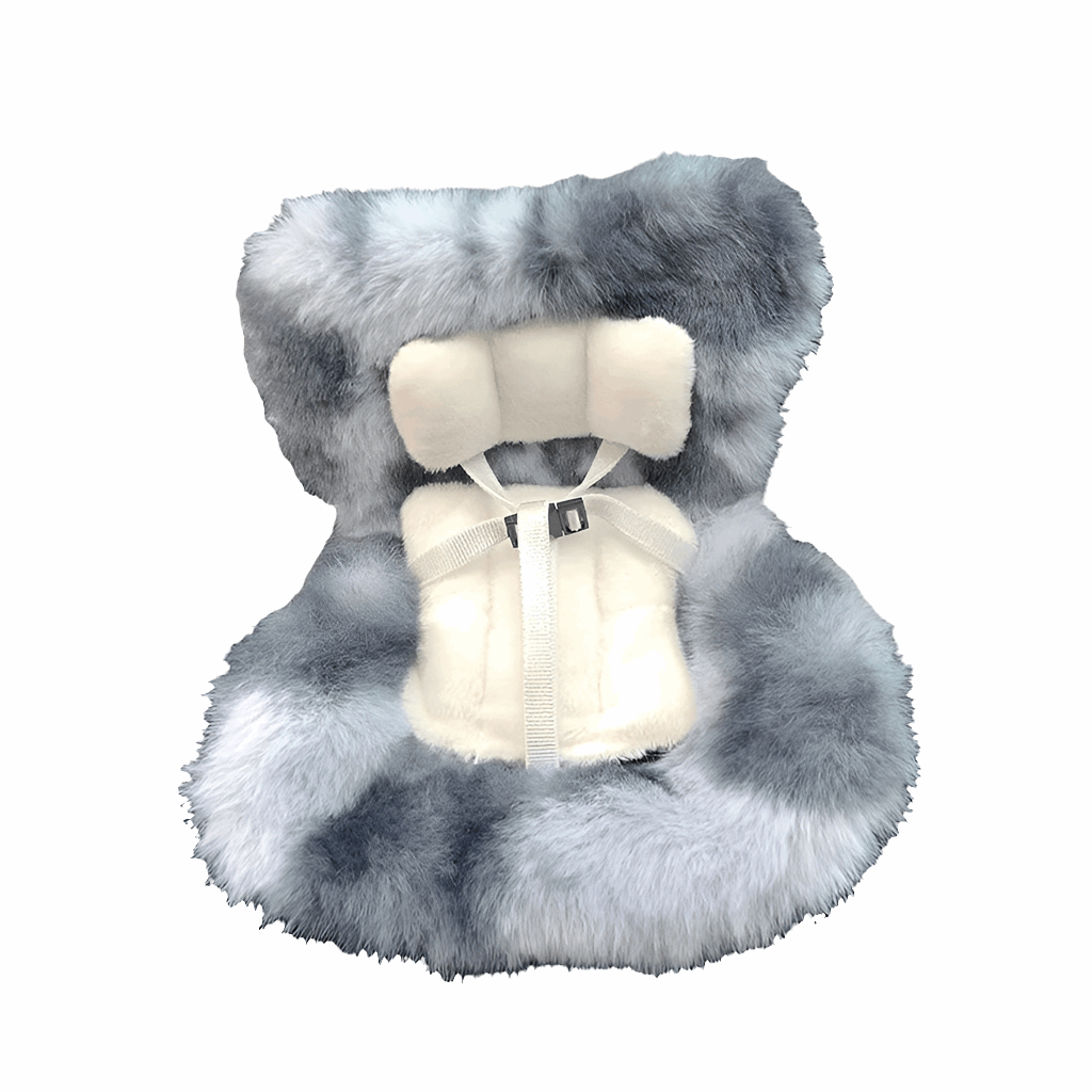 alt="Siège auto en peluche douce pour figurines Labubu 15-17 cm – accessoire confortable, design élégant et sécuritaire, parfait pour exposition ou transport"