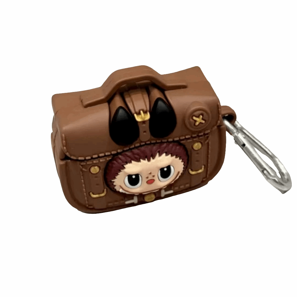 alt="Coque AirPods Labubu marron – protection solide, design aventure façon mini sac avec mousqueton, compatible avec tous modèles AirPods"