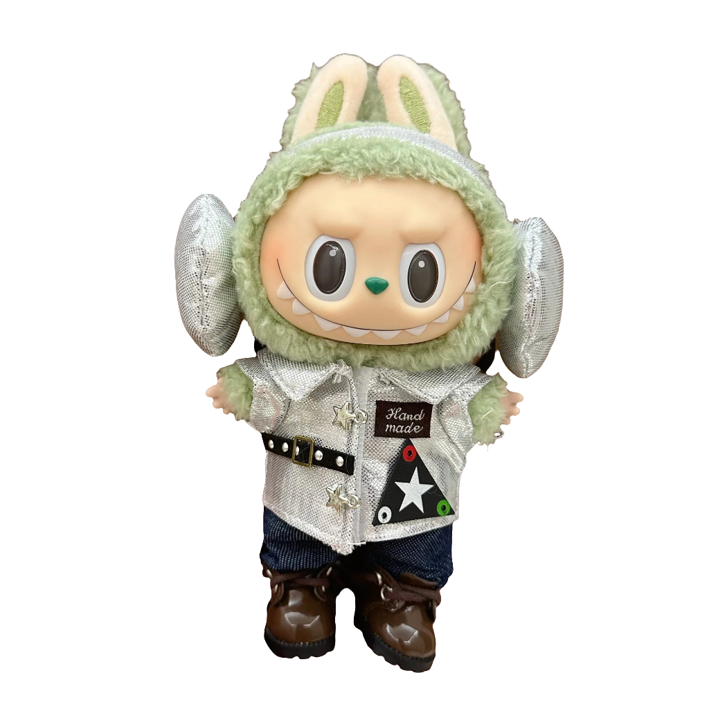alt="Tenues miniatures Labubu – collection variée avec salopette rayée, robe à motifs, costume animalier, vêtements kawaii faciles à enfiler pour figurines 15-17 cm"