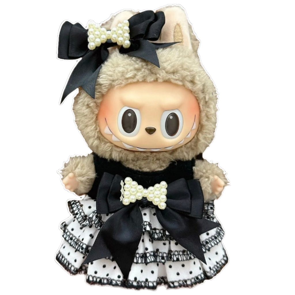 alt="Tenues miniatures Labubu – collection variée avec salopette rayée, robe à motifs, costume animalier, vêtements kawaii faciles à enfiler pour figurines 15-17 cm"