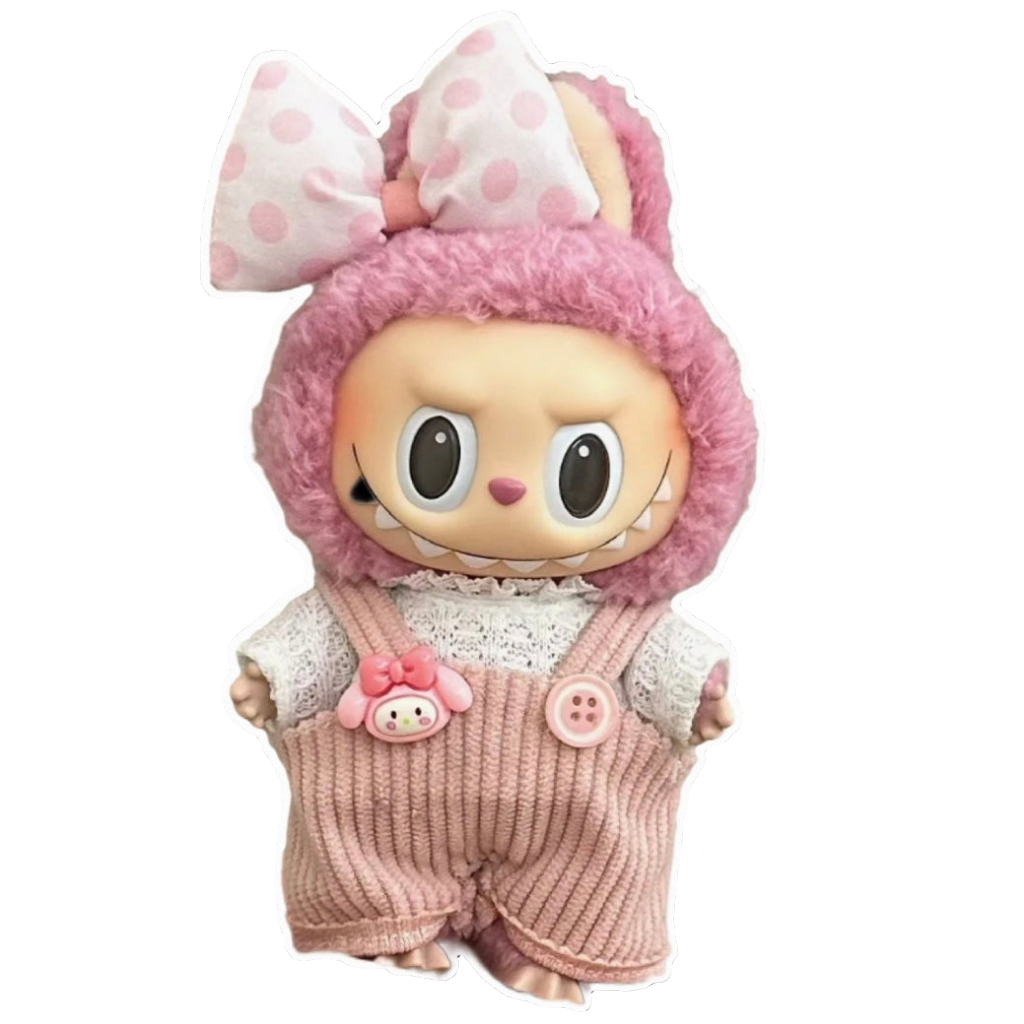 alt="Tenues miniatures Labubu – collection variée avec salopette rayée, robe à motifs, costume animalier, vêtements kawaii faciles à enfiler pour figurines 15-17 cm"