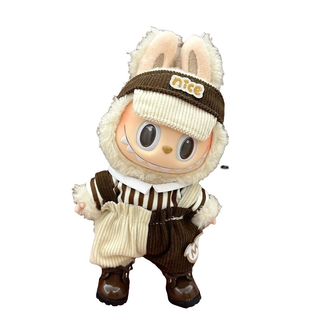 alt="Tenues miniatures Labubu – collection variée avec salopette rayée, robe à motifs, costume animalier, vêtements kawaii faciles à enfiler pour figurines 15-17 cm"