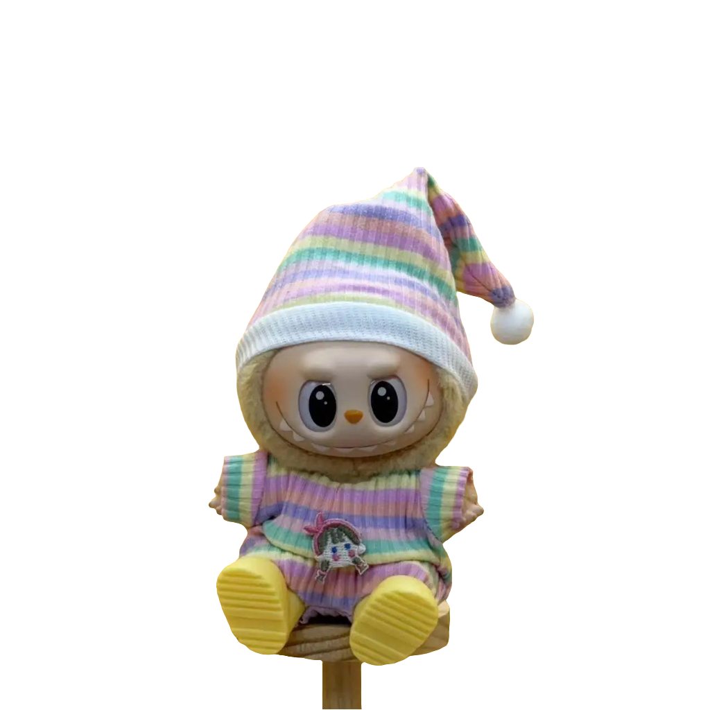 alt="Tenues miniatures Labubu – collection variée avec salopette rayée, robe à motifs, costume animalier, vêtements kawaii faciles à enfiler pour figurines 15-17 cm"