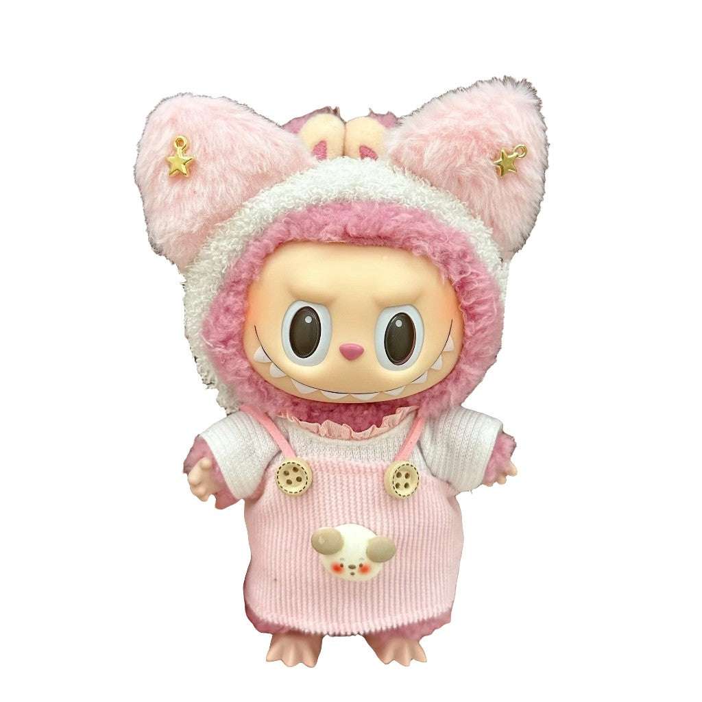 alt="Tenues miniatures Labubu – collection variée avec salopette rayée, robe à motifs, costume animalier, vêtements kawaii faciles à enfiler pour figurines 15-17 cm"