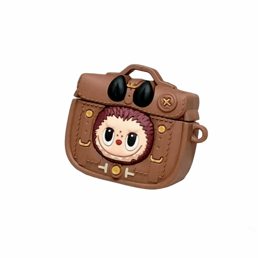 alt="Coque AirPods Labubu marron – protection solide, design aventure façon mini sac avec mousqueton, compatible avec tous modèles AirPods"