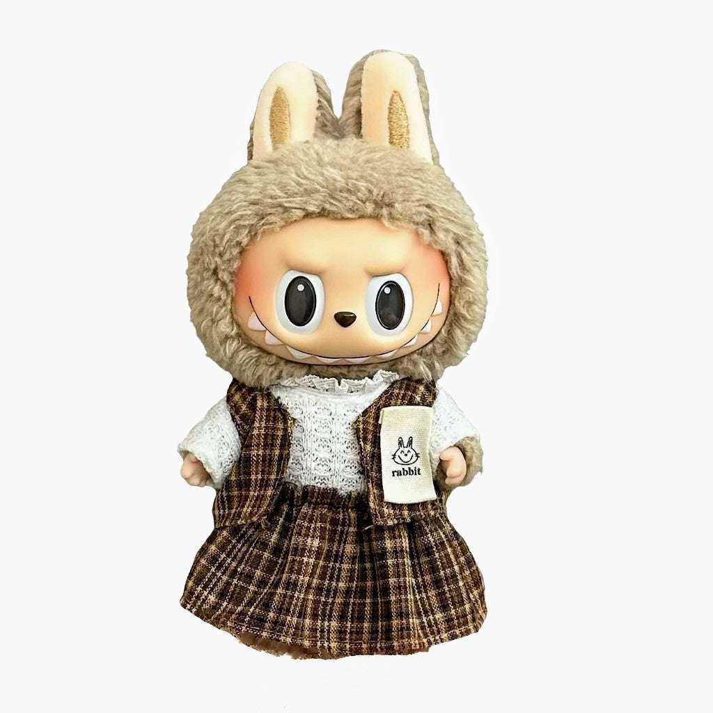 alt="Tenues miniatures Labubu – collection variée avec salopette rayée, robe à motifs, costume animalier, vêtements kawaii faciles à enfiler pour figurines 15-17 cm"