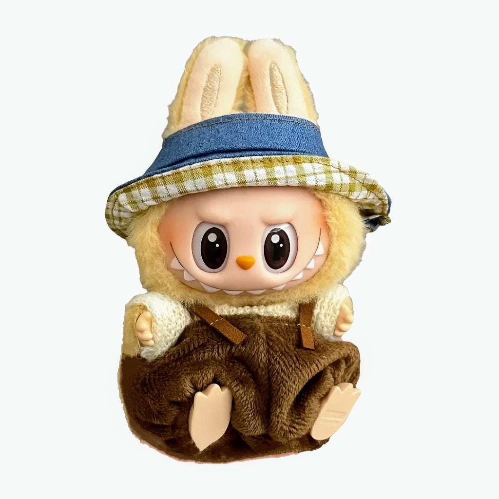 alt="Tenues miniatures Labubu – collection variée avec salopette rayée, robe à motifs, costume animalier, vêtements kawaii faciles à enfiler pour figurines 15-17 cm"