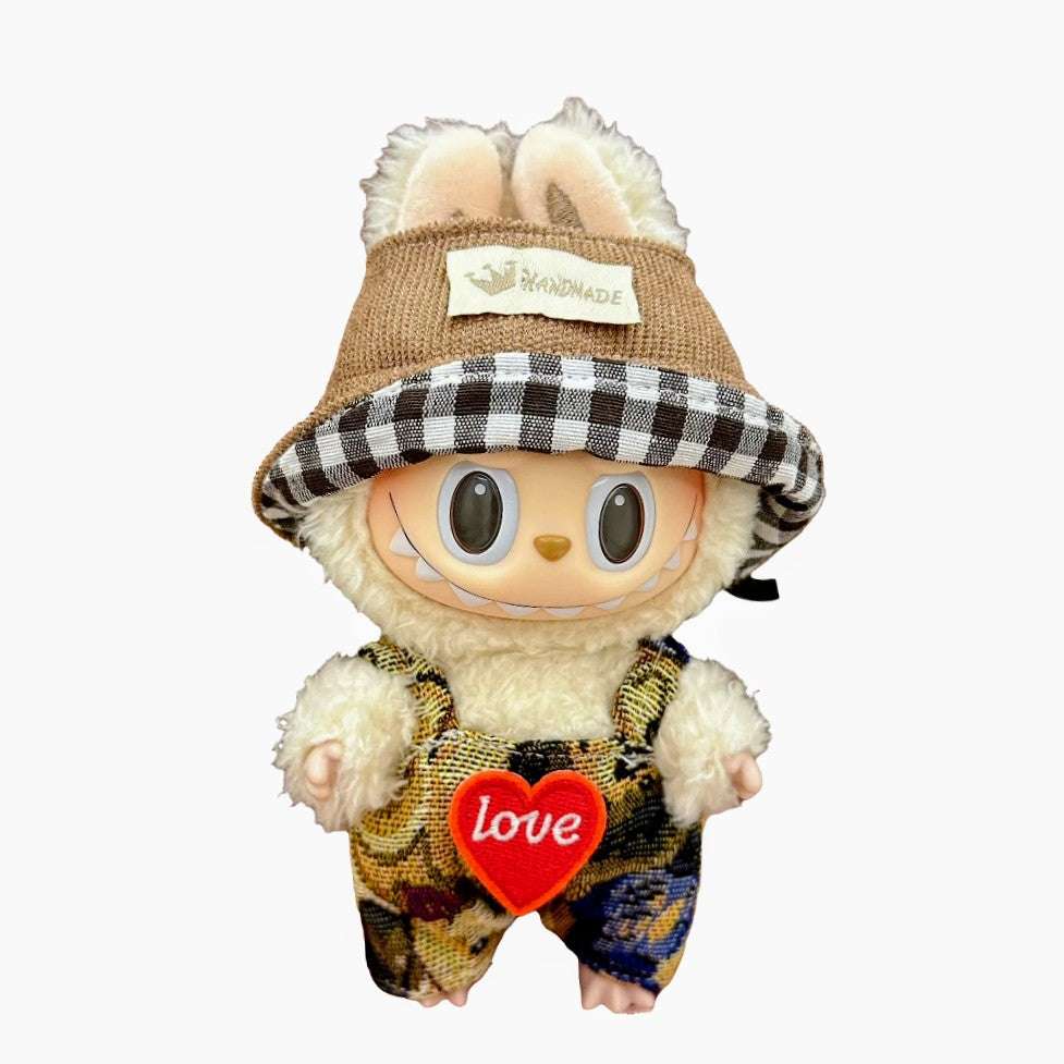 alt="Tenues miniatures Labubu – collection variée avec salopette rayée, robe à motifs, costume animalier, vêtements kawaii faciles à enfiler pour figurines 15-17 cm"