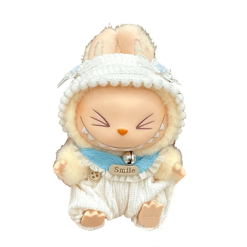 alt="Tenues miniatures Labubu – collection variée avec salopette rayée, robe à motifs, costume animalier, vêtements kawaii faciles à enfiler pour figurines 15-17 cm"