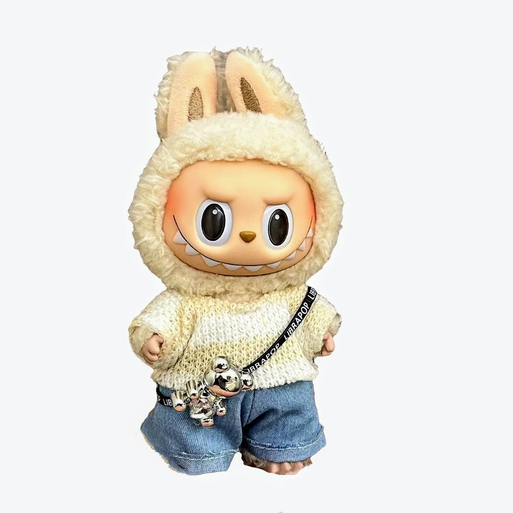 alt="Tenues miniatures Labubu – collection variée avec salopette rayée, robe à motifs, costume animalier, vêtements kawaii faciles à enfiler pour figurines 15-17 cm"