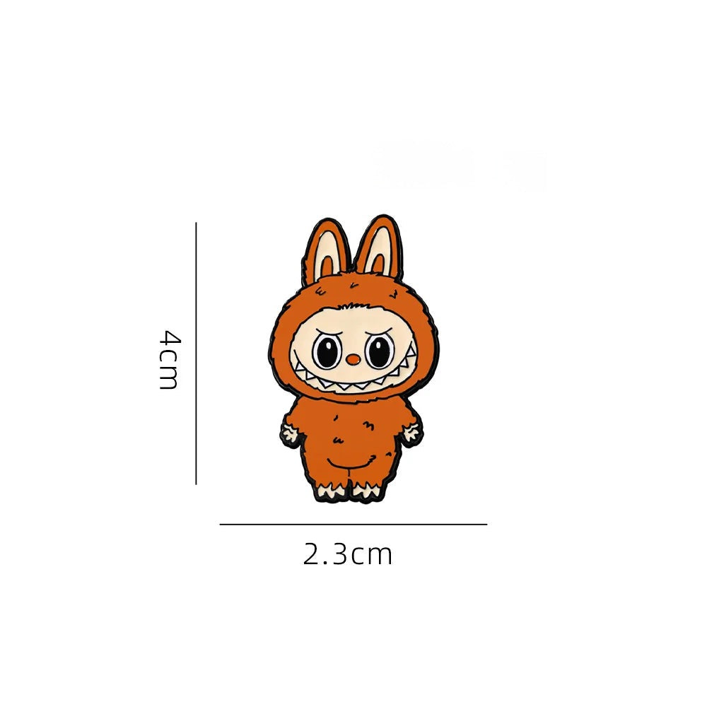 alt="Pins Labubu métal collection rare – 9 modèles colorés sur fond vert, broches pour vestes, sacs et accessoires"