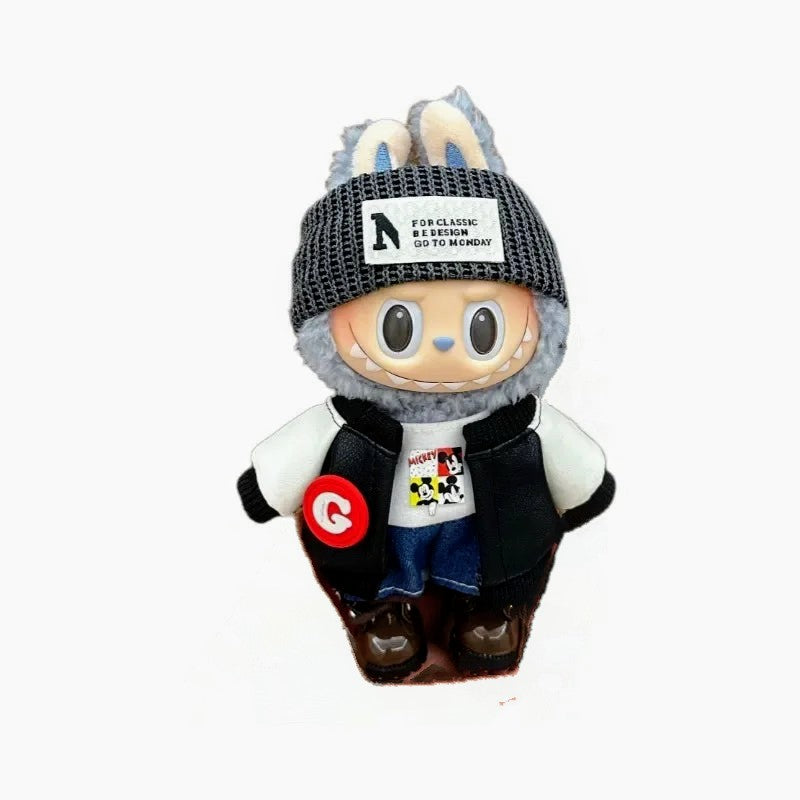 alt="Tenues miniatures Labubu – collection variée avec salopette rayée, robe à motifs, costume animalier, vêtements kawaii faciles à enfiler pour figurines 15-17 cm"