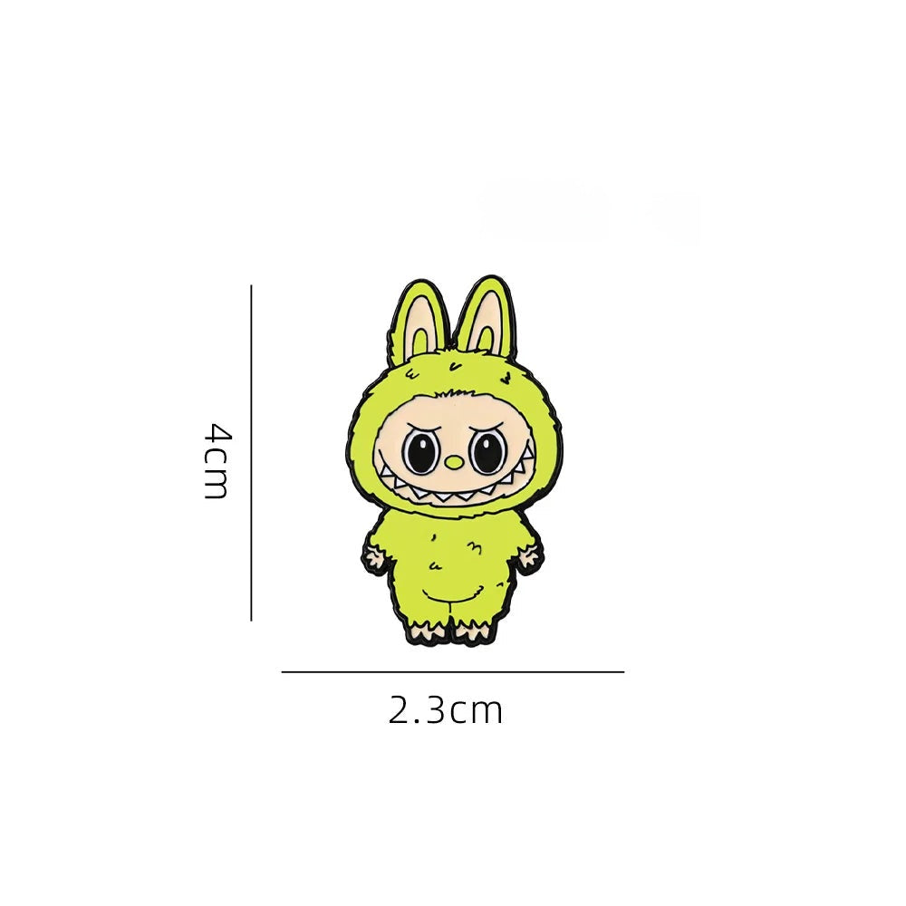 alt="Pins Labubu métal collection rare – 9 modèles colorés sur fond vert, broches pour vestes, sacs et accessoires"