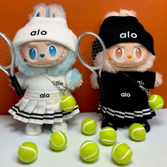 alt="Tenue tennis de luxe Labubu – ensemble sport chic avec chapeau, haut, jupe, raquette et balle, look élégant noir et blanc pour figurines Labubu"