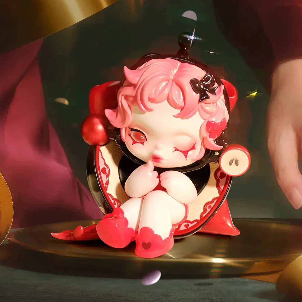 Labubu ❄️ Figurine de la série "Apple Of My Eye" avec une enfant aux cheveux roses et une tenue noire.