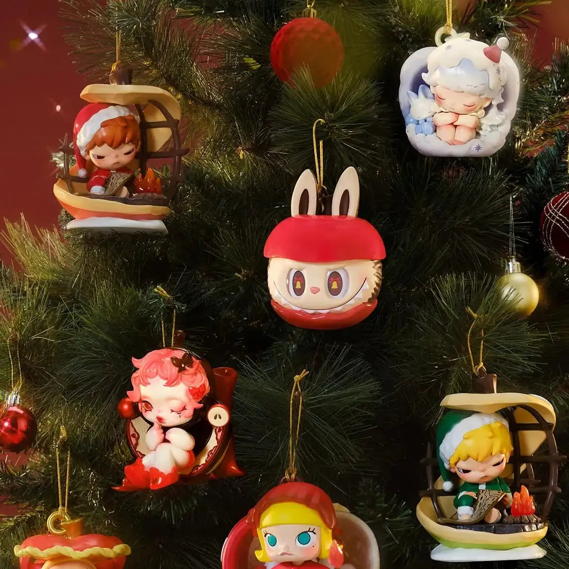 Ornements de Noël Labubu - Série "Apple Of My Eye" affichés sur un sapin de Noël.