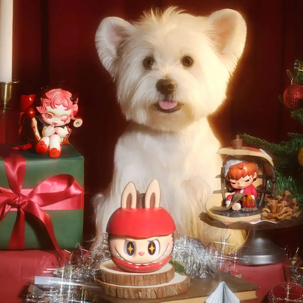 Labubu ❄️ figurines de la série "Apple Of My Eye" entourées d'un chien blanc dans un décor festif.