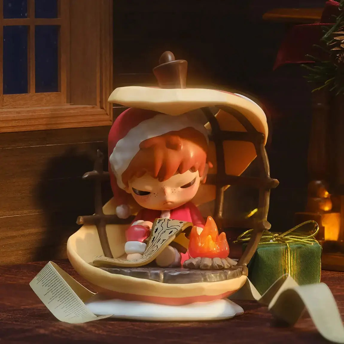 Figurine Labubu de la série "Apple Of My Eye" avec personnage assis près d'un feu de camp, décor hivernal.