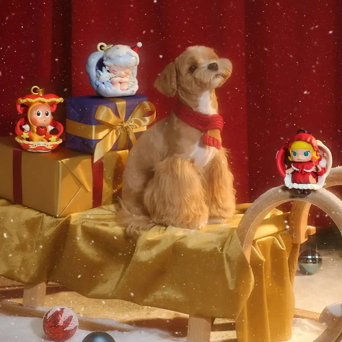 Chien sur une table avec des figurines Labubu de la série "Apple Of My Eye" entourées de décorations festives.