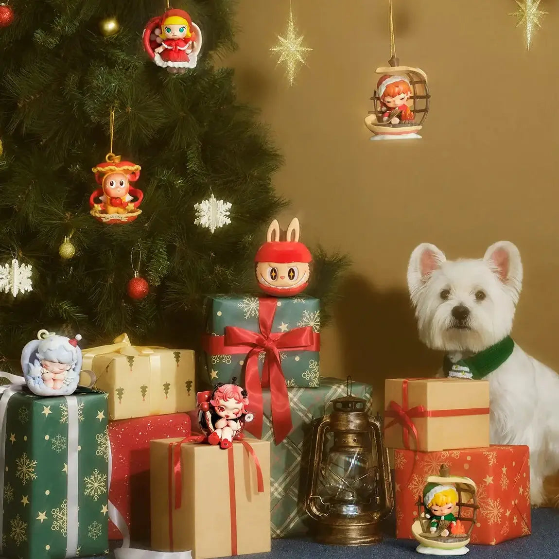 Labubu - Série "Apple Of My Eye" Figures parmi des cadeaux de Noël avec un chien et un arbre décoré.