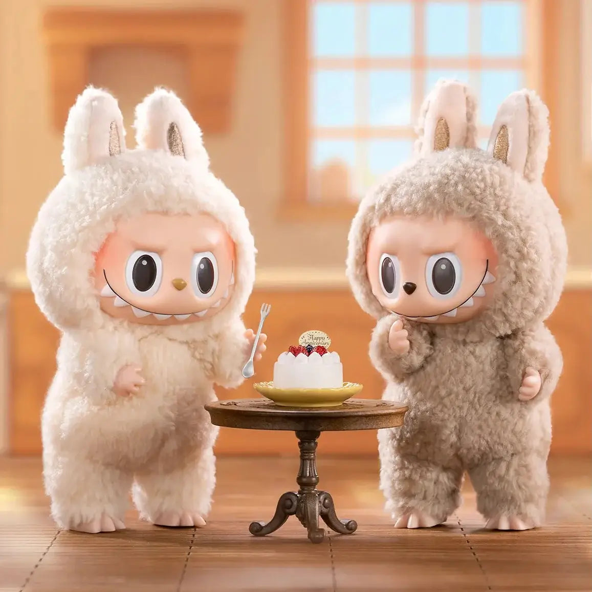 Figurines Labubu en peluche avec des sourires, posant devant un gâteau sur une table en bois.
