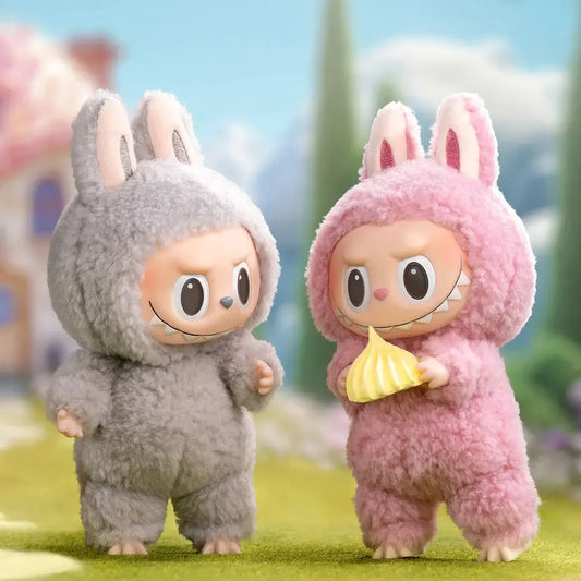 Figurines Labubu en costume de lapin, l'une grise et l'autre rose, tenant une crème à modeler, dans un décor ensoleillé.