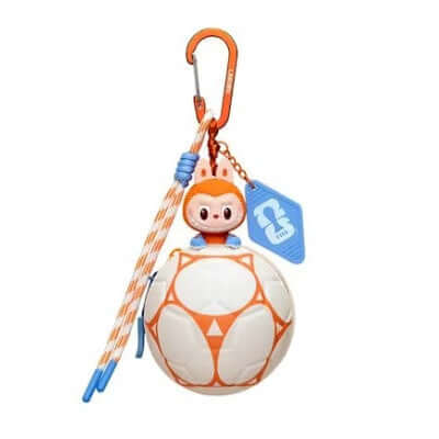 Labubu Mini Sac en Forme de Ballon de Football avec un personnage attaché, collection THE MONSTERS × FIFA SERIES de POP MART.