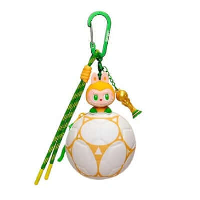 Mini sac en forme de ballon de football Labubu de la collection THE MONSTERS × FIFA SERIES de POP MART.