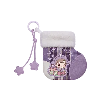 Labubu Apple Of My Eye chaussette violette avec décorations mignonnes et un pompon.