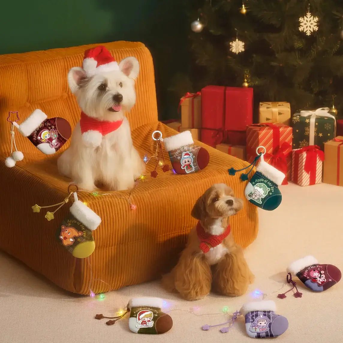 Chiens vêtus de chapeaux de Noël avec des chaussettes Labubu Apple Of My Eye décorées, prêts pour les fêtes.