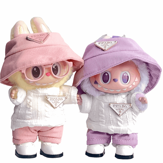 alt="Ensemble vêtements Labubu – accessoire mode fantaisie avec chapeau, lunettes, pull, short, caméra et chaussures pour figurines Labubu, look tendance et confortable"