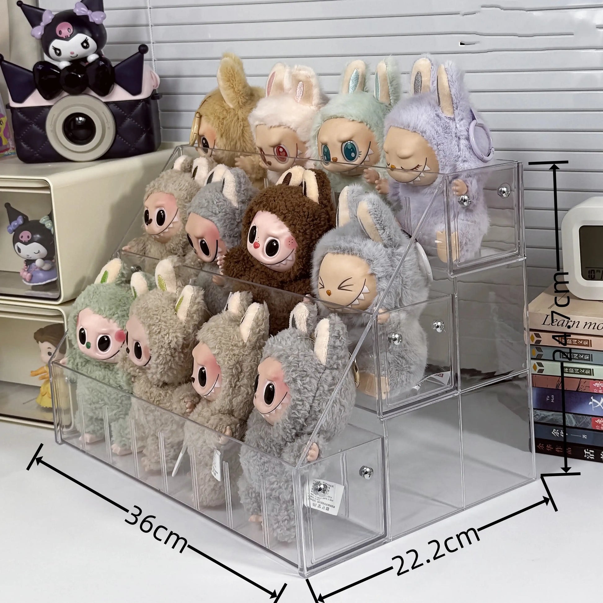 alt="Présentoir en acrylique transparent pour collectionneur Labubu – vitrine à 3 compartiments, dimensions L36xP22,2xH24,7 cm, pour 12 figurines 15-17 cm, design élégant japonais"
