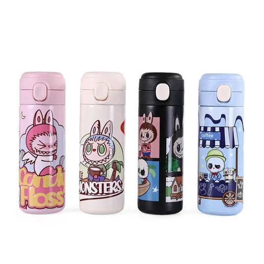 alt="Gourde thermos Labubu 420ml en acier inoxydable – bouteille isotherme colorée avec illustrations Labubu, protège boissons chaudes et froides, légère et pratique"