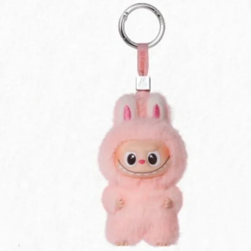 alt="Figurines Labubu Pin for Love Pop Mart – première édition, mini peluches colorées avec lettres alphabétiques, collection blind box exclusive"