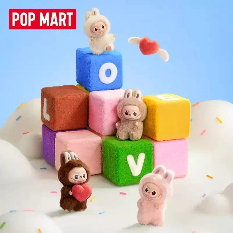 alt="Figurines Labubu Pin for Love Pop Mart – première édition, mini peluches colorées avec lettres alphabétiques, collection blind box exclusive"