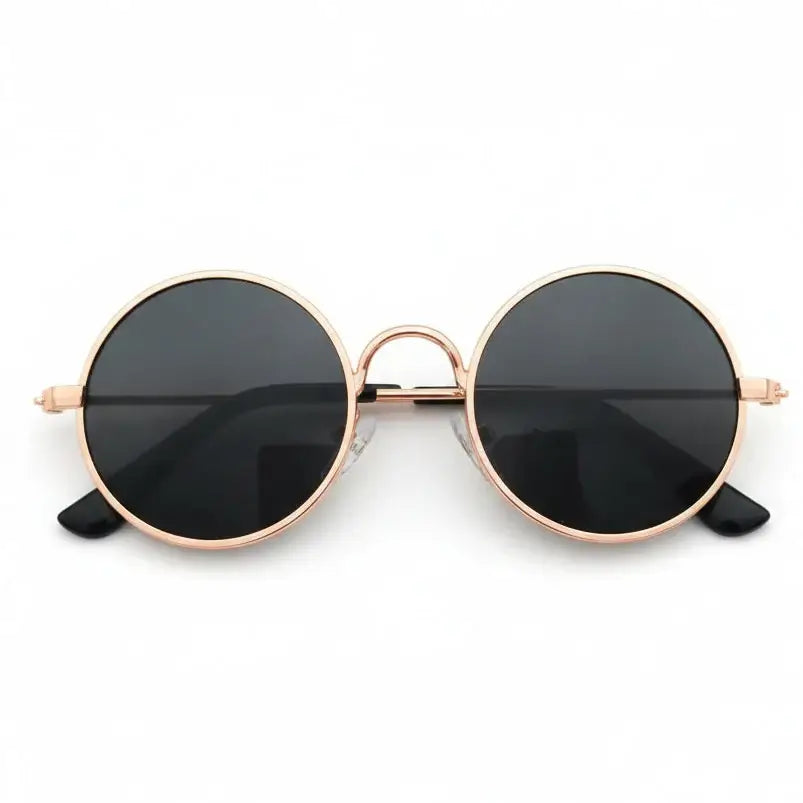 Lunettes stylées avec monture rose et verres noirs, parfaites pour une élégance moderne.