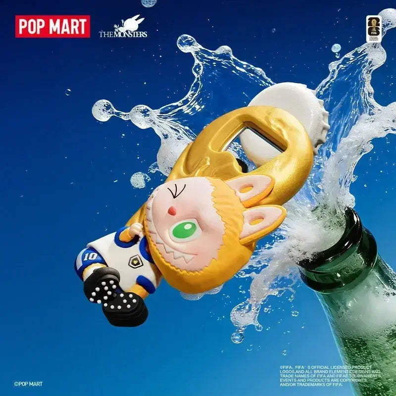 Labubu Décapsuleur magnet de THE MONSTERS × FIFA SERIES flottant dans l'eau avec une bouteille de bière.