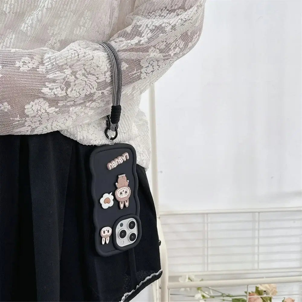 Coque iPhone Labubu avec cordon, protection stylée pour iPhone 17, design unique et pratique au quotidien.