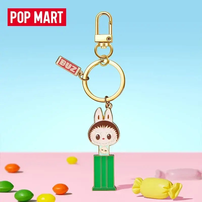 Labubu Porte-Clefs Bonbons sur fond coloré avec des bonbons et un logo Pop Mart.