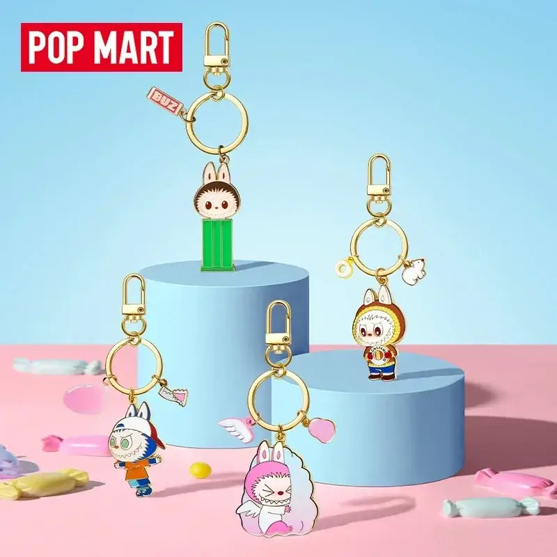 Labubu Porte-Clefs Bonbons - Accessoires colorés de Pop Mart avec personnages mignons sur présentoirs.