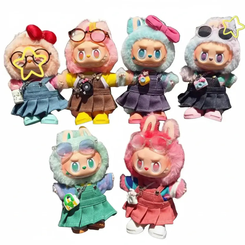 Tenue Labubu - Salopettes et Jupes Plissées à Bretelles sur des figurines colorées et stylées