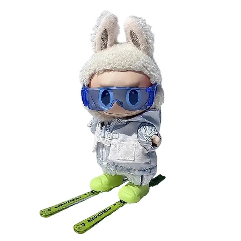 Tenue Complète Ski pour Labubu montrant une poupée aux skis et vêtements de ski, lunettes incluses, prêt pour l'hiver.