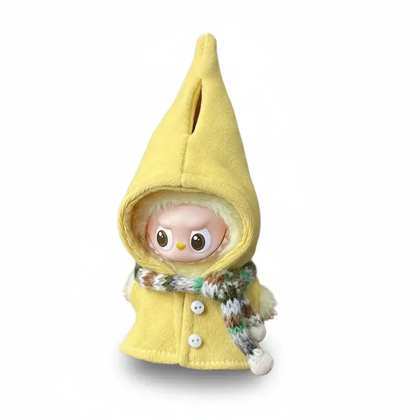 Tenue Labubu - Cape à Capuche & Écharpe 2pcs. Poupée avec manteau jaune et écharpe colorée.
