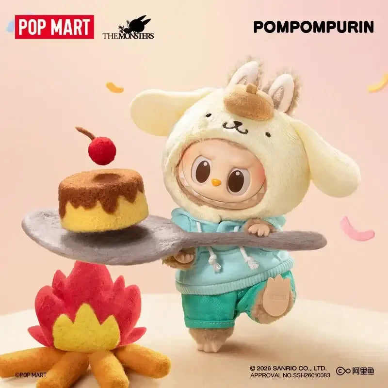 Figurine LABUBU de Pompompurin avec gâteau sur une assiette, à côté d'un feu de camp, collection Hello Kitty x The Monsters.
