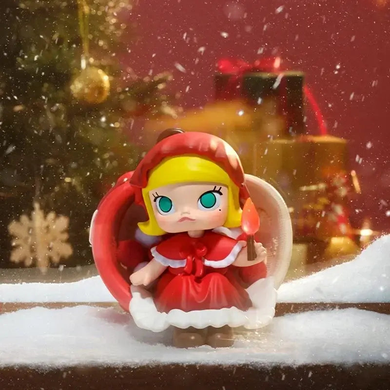 Figurine Labubu de la série "Apple Of My Eye" en hiver, vêtue d'une robe rouge et bonnet, décorée de flocons de neige.