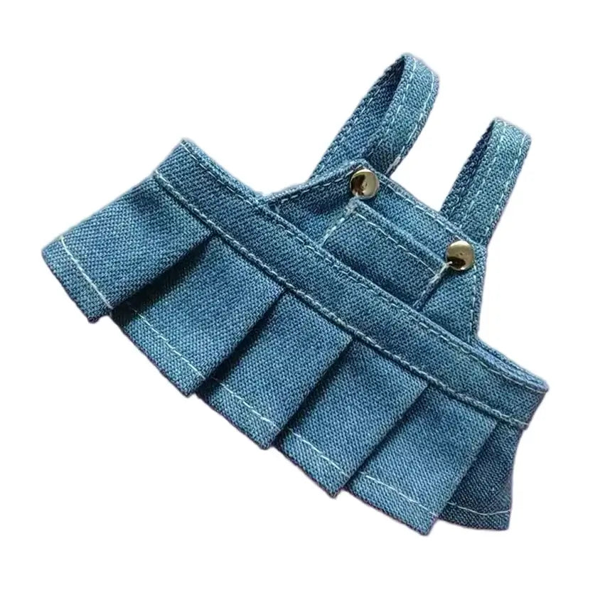 Tenue Labubu - Salopettes et Jupes Plissées à Bretelles en denim bleu avec bretelles et jupes plissées.