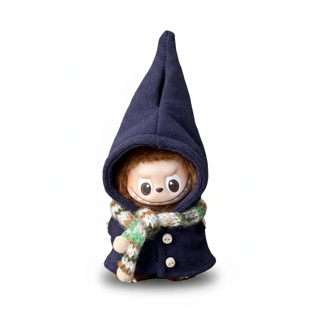 Tenue Labubu - Cape à Capuche & Écharpe 2pcs, poupée dans une cape bleue avec écharpe colorée.