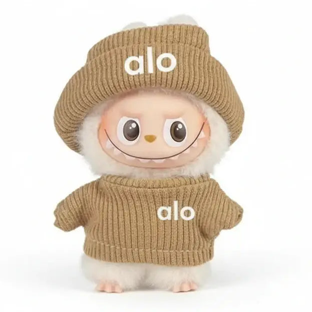 Doll animée avec un bonnet et un pull en tricot beige portant le logo "alo".