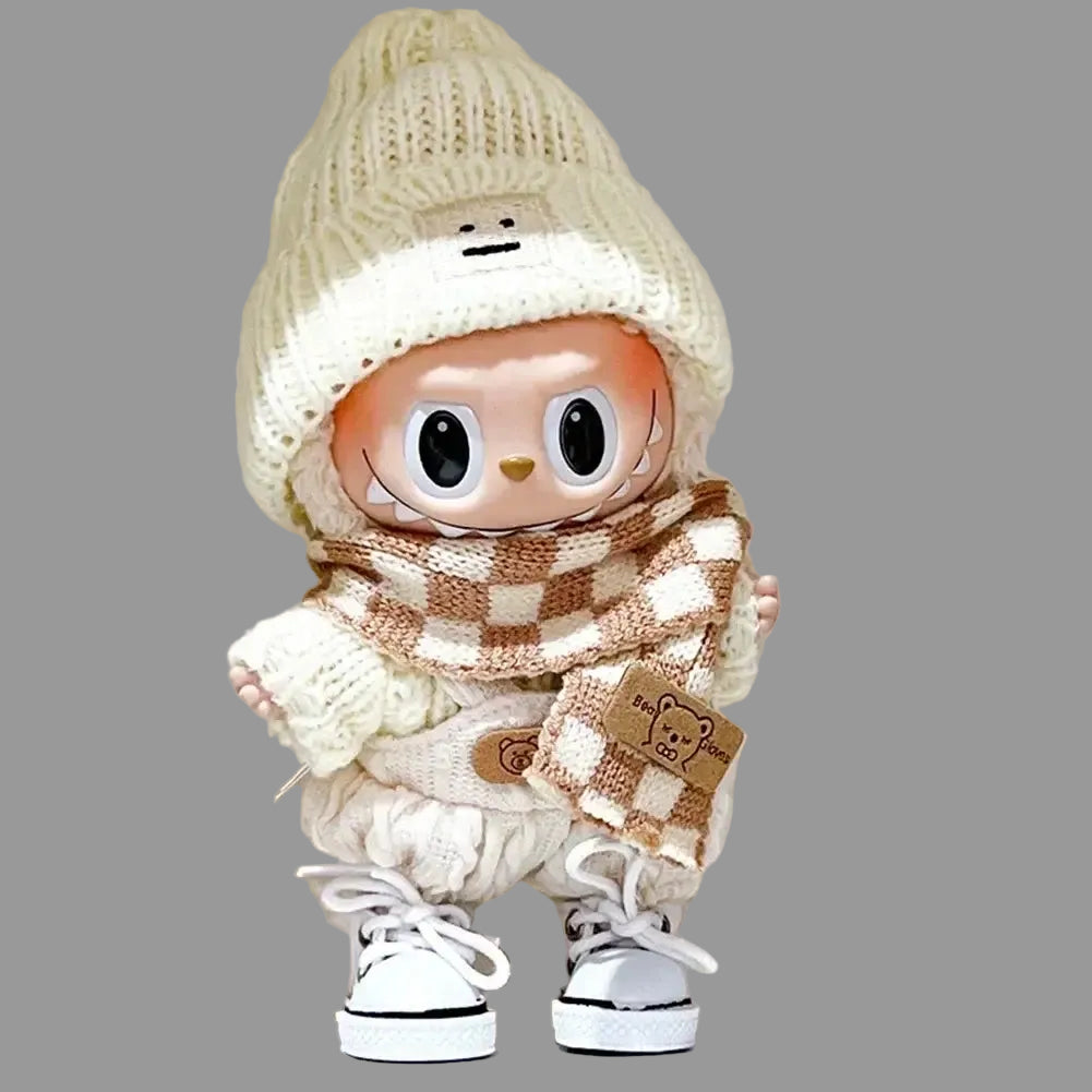 Labubu Tenues - Poupée habillée en hiver avec un bonnet tricoté et une écharpe à carreaux.
