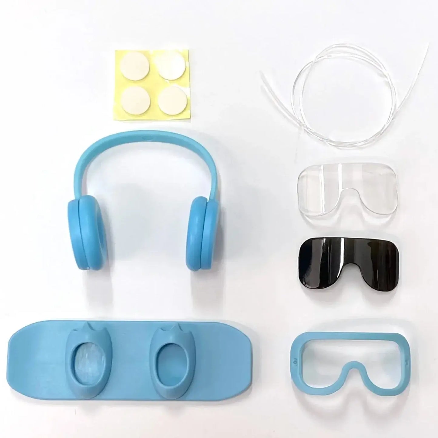 Équipement Snowboard comprenant des écouteurs oversize et des lunettes pour Labubu, idéal pour des aventures d'hiver.